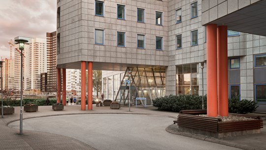 Entrén till Signalhuset i Marievik kännetecknas av sina röda pelare och ljusblå fasadelement.