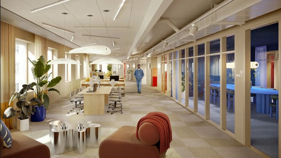 Kontorsmiljö med ett blått mötesrum.