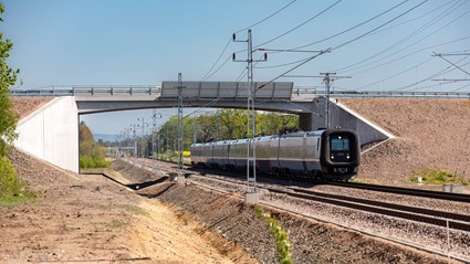 Ett Öresundståg som passerar bro 7 som byggts över järnvägen, vid väg 112, Tånga.