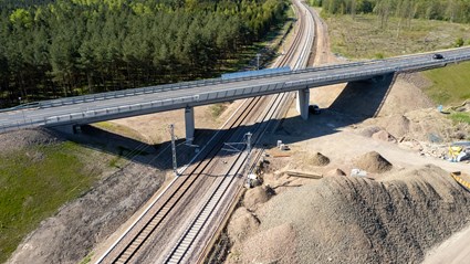 Bro 5 är en samverkansbro över järnväg vid Kullavägen, Utvälinge.