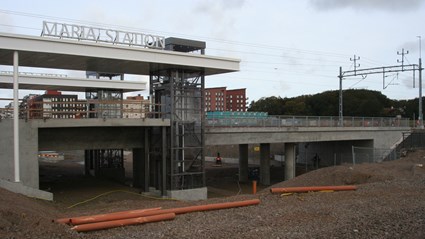 Maria får en ny station som flyttas cirka 30 meter åt nordväst och järnvägen höjs med cirka två meter strax bredvid dagens station.