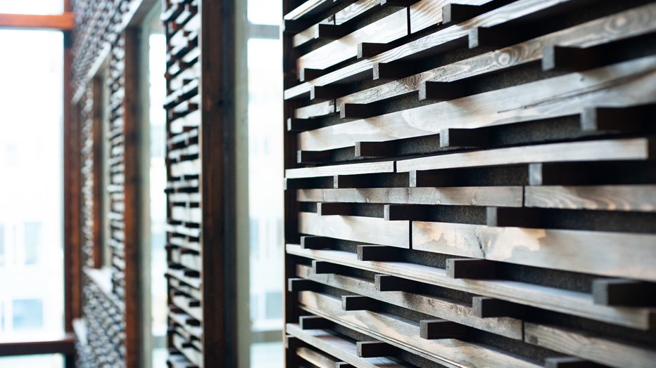 The wooden panel on the atrium's walls is made of worn-out window frames and wooden beams from Skanska's demolition project in Nyhamnen. The wooden panel on the atrium's walls is made of worn-out window frames and wooden beams from Skanska's demolition project in Nyhamnen.