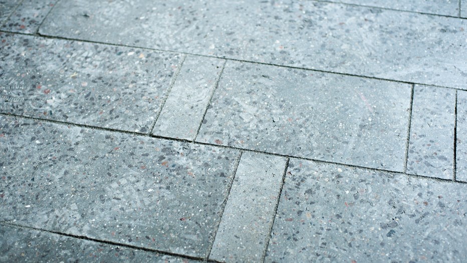 The floor tiles are speckled with crushed stone in different colors. The floor tiles are speckled with crushed stone in different colors.