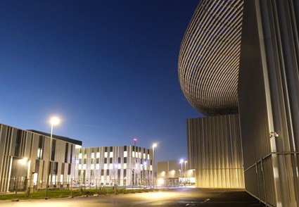 Även forskningsanläggningen ESS fick Skanska i uppdrag att bygga. De två separata arbetsplatserna har haft mycket samarbeten mellan sina projekt. Vy från forskningsanläggningen med "sombreron" som kantar målstationen. Foto Ulrika Hammarlund/ESS
