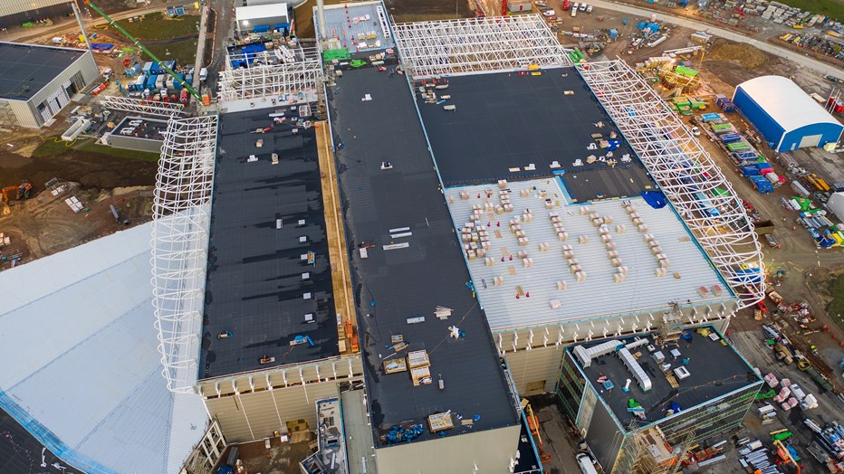 ESS-anläggningen är totalt cirka 650 meter lång. Målstationsbyggnaden är 125 meter lång och ungefär 30 meter hög. Den 537 meter långa acceleratortunneln är byggd under jordytan och täckt med jord. ESS-anläggningen är totalt cirka 650 meter lång. Målstationsbyggnaden är 125 meter lång och ungefär 30 meter hög. Den 537 meter långa acceleratortunneln är byggd under jordytan och täckt med jord.