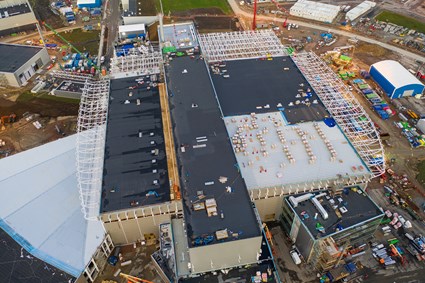 ESS-anläggningen är totalt cirka 650 meter lång. Målstationsbyggnaden är 125 meter lång och ungefär 30 meter hög. Den 537 meter långa acceleratortunneln är byggd under jordytan och täckt med jord.