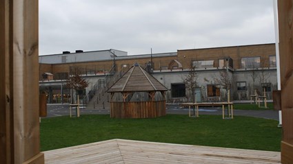 Skolan rymmer 120 förskolebarn och 350 elever från förskoleklass upp till årskurs sex. 