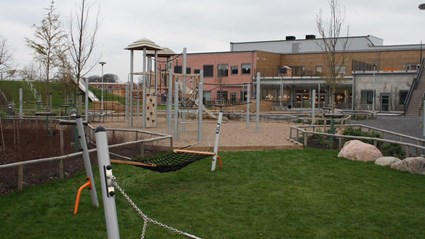 Skolgården är även den byggd med barnen i fokus och har ett högt lekvärde.