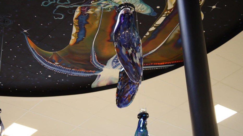 På Källan innebär detta bland annat en fantastisk takmålning med tillhörande glasskulpturer. På Källan innebär detta bland annat en fantastisk takmålning med tillhörande glasskulpturer.