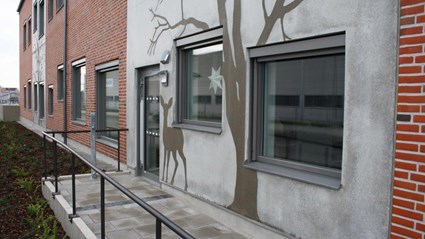 I den grafiska betongen finns figurer i form av träd och djur.