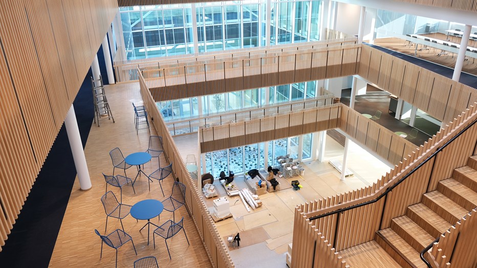 Kontorets atrium består till stor del av trä på ESS Campus. Foto Ulrika Hammarlund/ESS Kontorets atrium består till stor del av trä på ESS Campus. Foto Ulrika Hammarlund/ESS
