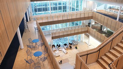 Kontorets atrium består till stor del av trä på ESS Campus. Foto Ulrika Hammarlund/ESS