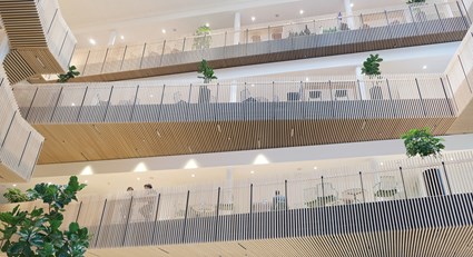 Kontorets våningsplan är klädda med trälameller. Foto Ulrika Hammarlund/ESS