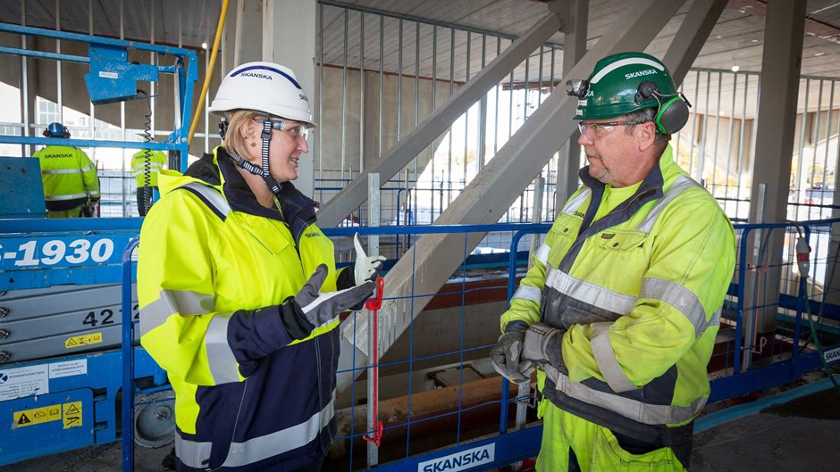 Projektchef Gunilla Dahlstedt samt skyddsombudet och betongaren Lars Gustafsson på projektet Juvelen, Uppsala. Ett av Skanskas mest miljövänliga kontorsprojekt.