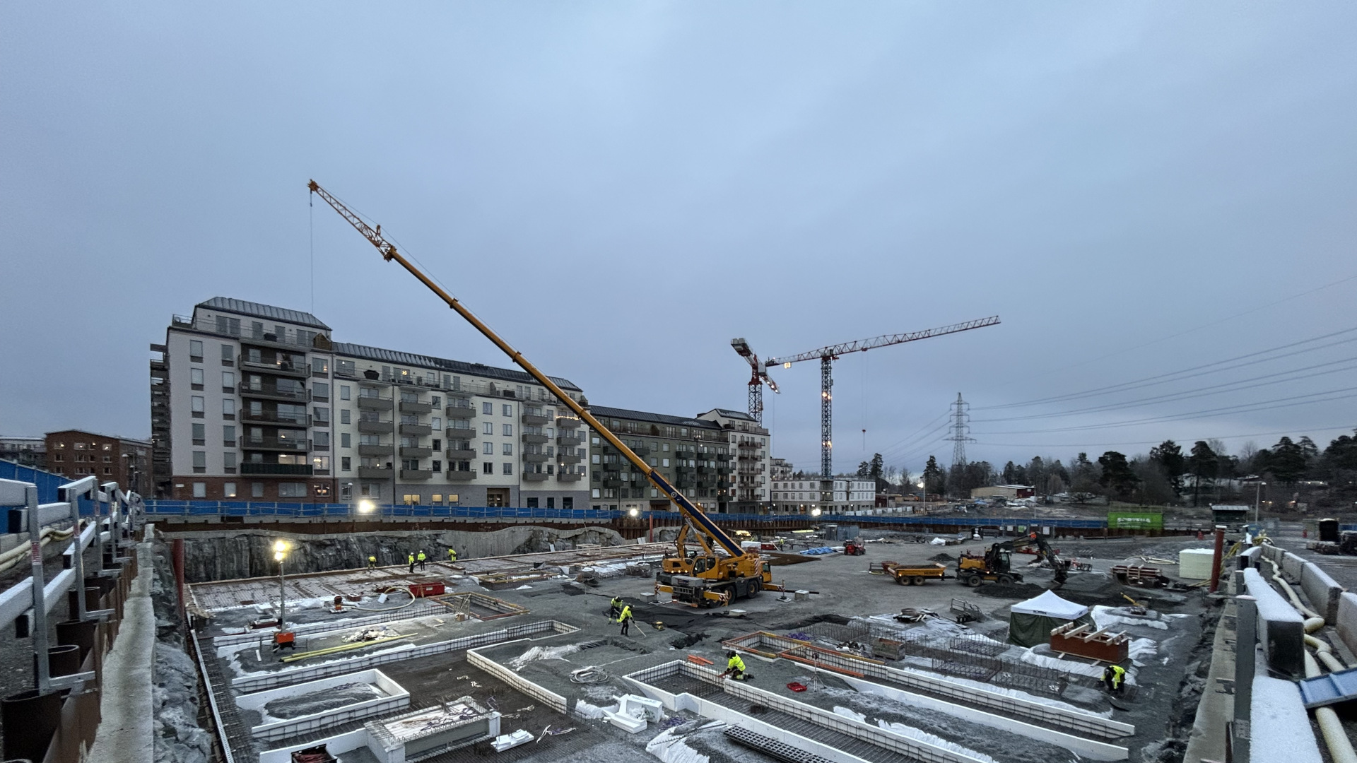 Byggarbetsplats i Järvastaden där markarbeten, schakt och grundläggningsarbeten pågår inför bostadsprojektet Ängsklockan.