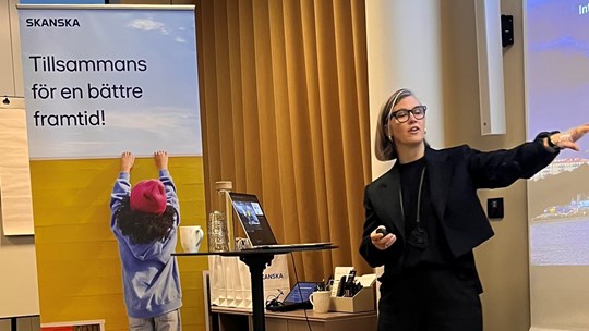 Kvinnor står och föreläser framför en skärm.