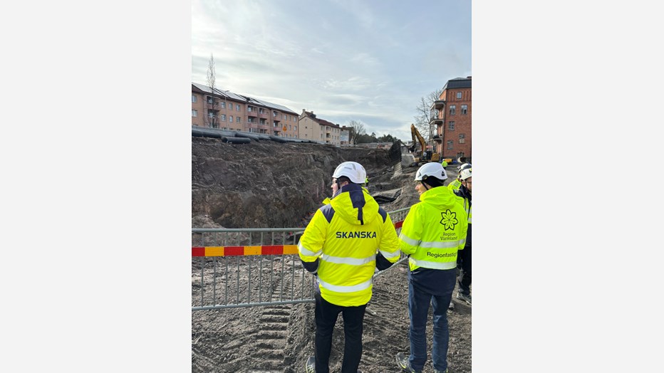Skanska och kunden, Region Värmland, har ett nära samarbete. Två personer med varseljackor på CSK