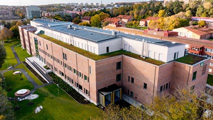 Taket har försetts med både solceller och sedumtak.