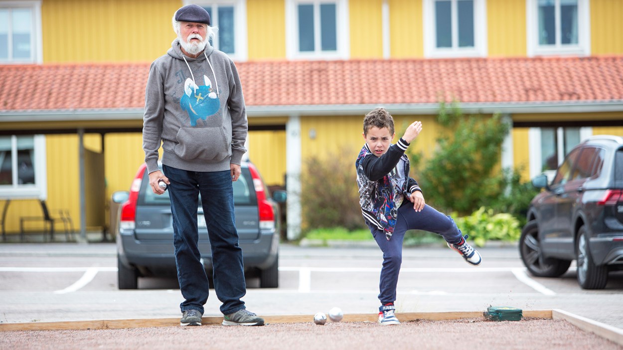 Boule spelas på en boulebana i Tolered där Skanska Nya Hem gjort en tom yta till aktivitet- och lekplats.