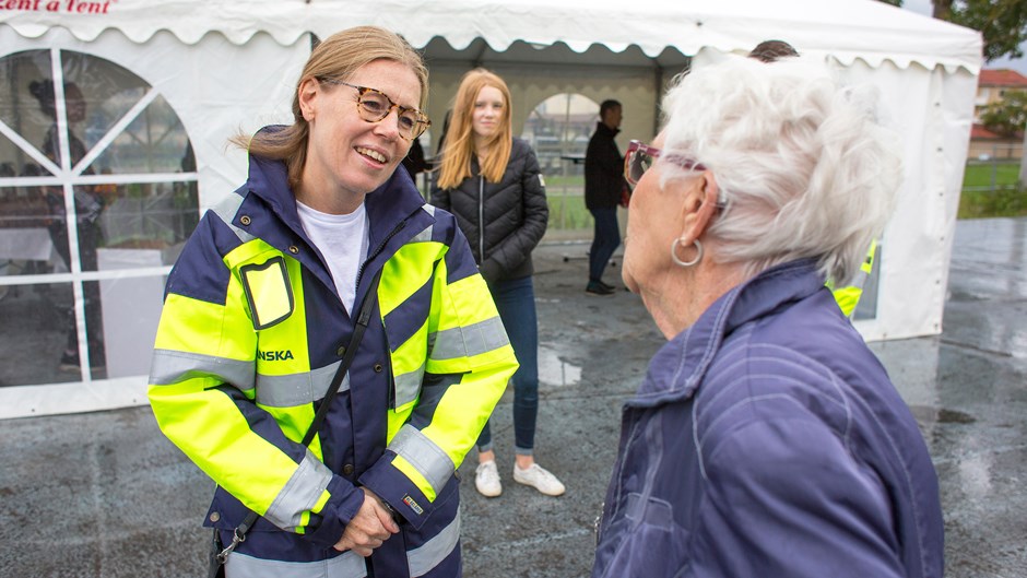 Karolina Olsson på Skanska samtalar  med besökare på projektet i Tolered, Göteborg.