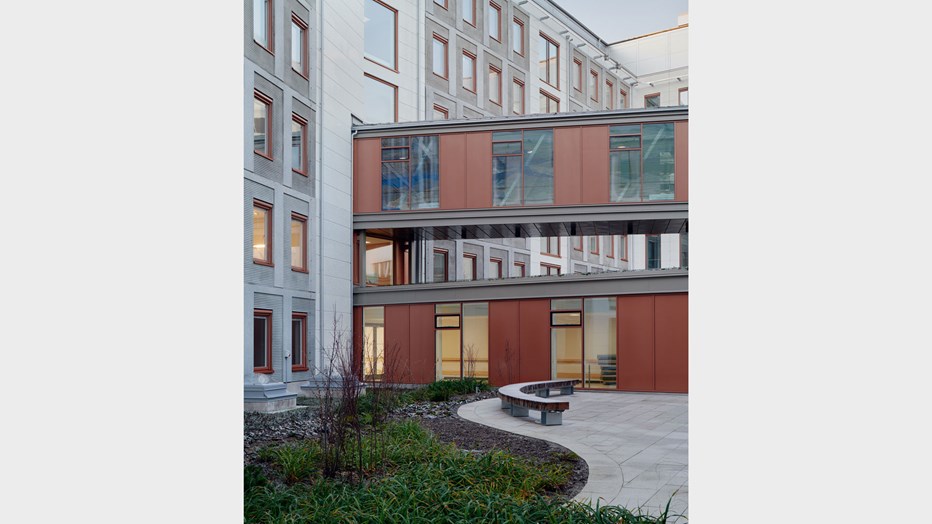 Skanska byggde två identiska byggnader. Foto: Bert Leandersson.  Skanska byggde två identiska byggnader. Foto: Bert Leandersson.