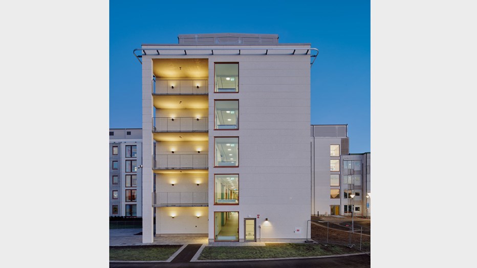 Vårdbyggnaderna samspelar fint med det befintliga sjukhuset och är smala i sin arkitektur. Foto: Bert Leandersson.  Vårdbyggnaderna samspelar fint med det befintliga sjukhuset och är smala i sin arkitektur. Foto: Bert Leandersson.