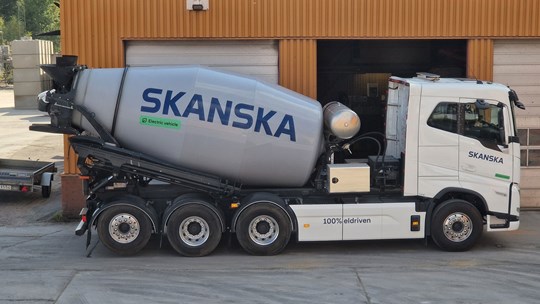 Eldriven betongbil framför ett garage