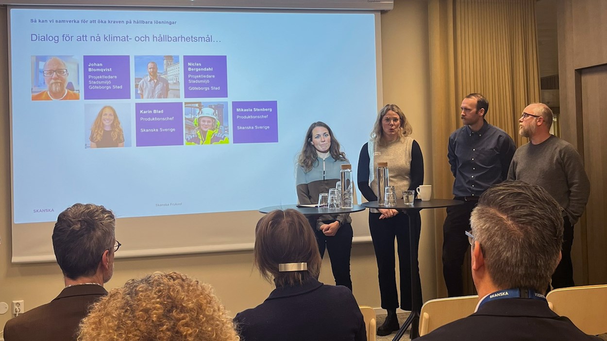 Karin Blad och Mikaela Stenberg, produktionschefer på Skanska, och Niclas Bergendahl och Johan Blomqvist, projektledare på Göteborgs Stad talar på Skanskas frukostseminarium