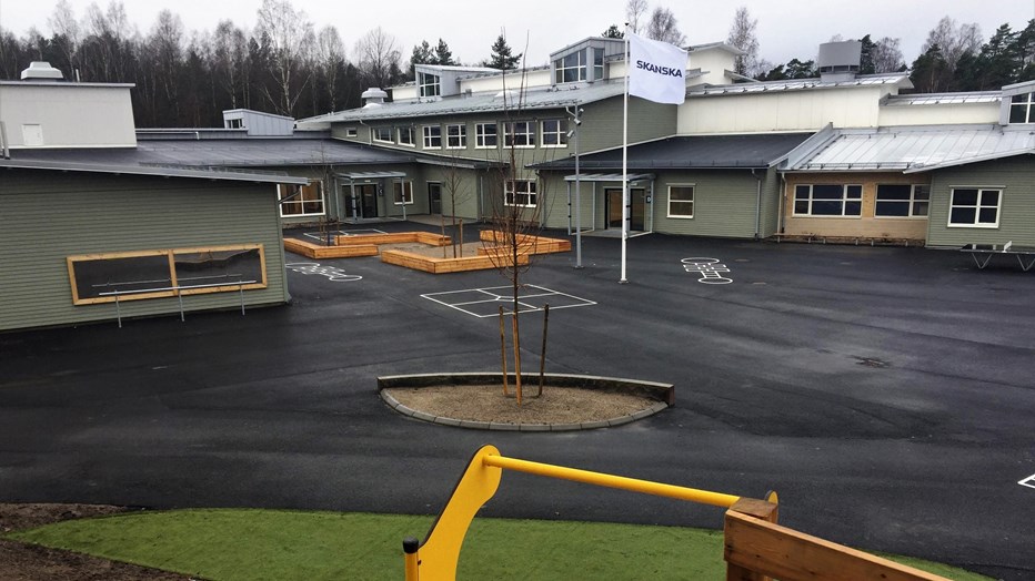 Den nya skolgården är öppen och trygg. Den nya skolgården är öppen och trygg.