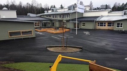 Den nya skolgården är öppen och trygg.