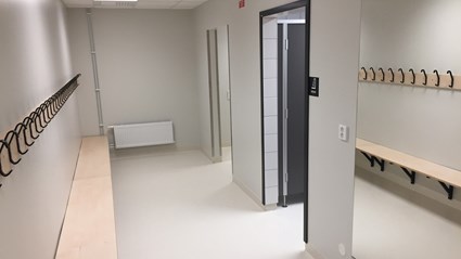 Idrottshallen har bland annat försetts med en 184 kvadratmeter stor solcellsanläggning på taket och uppvärmning sker genom fjärrvärme.