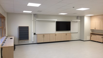 Klassrummen är stora och välkomnande.
