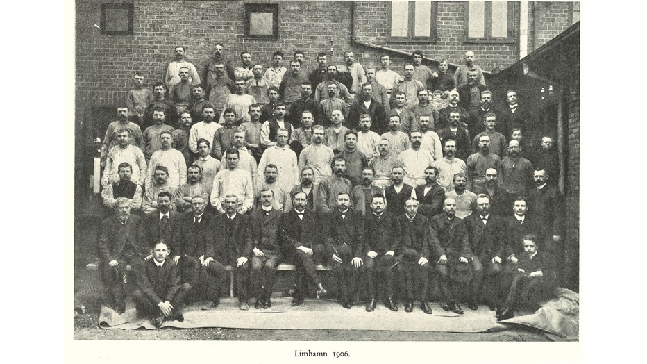 Hela arbetsstyrkan i Skanskas fabrik på Cementen, Limhamn år 1906. Hela arbetsstyrkan i Skanskas fabrik på Cementen, Limhamn år 1906.