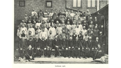 Hela arbetsstyrkan i Skanskas fabrik på Cementen, Limhamn år 1906.