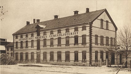 År 1915 innehöll den här byggnaden verkstad och tillverkning av allehanda produkter i cement och betong.