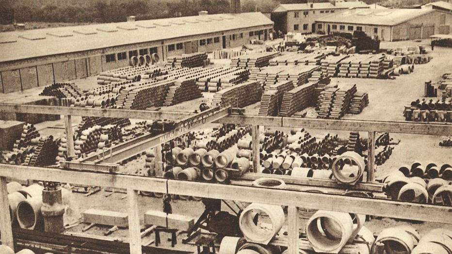 Fabriksgården är 1940 fylld av nytillverkade avloppsrör som var en stor produkt från Limhamnsfabriken under flera decennier. Fabriksgården är 1940 fylld av nytillverkade avloppsrör som var en stor produkt från Limhamnsfabriken under flera decennier.