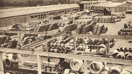 Fabriksgården är 1940 fylld av nytillverkade avloppsrör som var en stor produkt från Limhamnsfabriken under flera decennier.