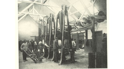 Här pågår rörtryckning runt år 1900: en cementblandning pressas under tryck till ihåliga korvar som kapas i önskade rörlängder.