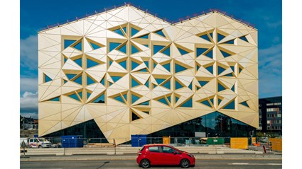 Fastighetens mark är triangelformad, vilket arkitekterna tagit fasta på genom att låta triangelformen återkomma i hela byggnadens utformning.