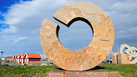 Granitkonstverket ”Bruten cirkel” kommer att pryda Skanskas kvarter Jarlaplatsen