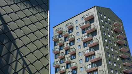 Den gröna fasaden består av återanvänd aluminium som sparar stora mängder energi i tillverkningen och håller för väder och vind i många år.