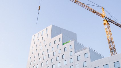 I oktober 2020 lyftes de sista fasadbitarna på det nya hotellet på plats.