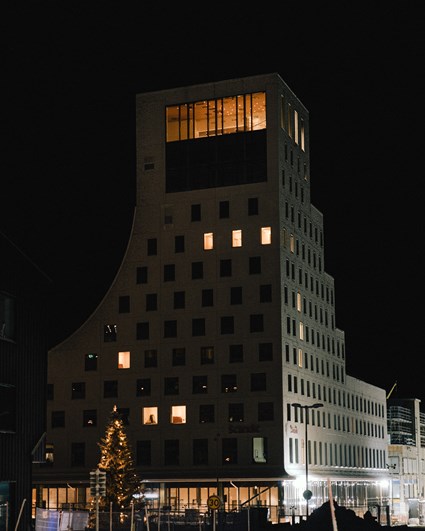 Det nya hotellet i Kiruna, med sin speciella fasad i form av en dal och topp, överlämnades till Scandic i februari 2022.
