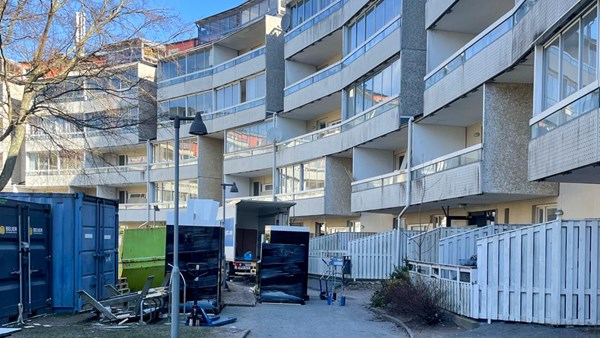 Kungsmarken under renovering med byggcontainers och utrustning uppställda framför fasaden.