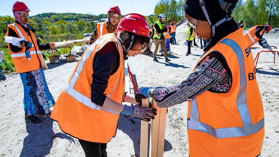 Elever snickrar i skolsamverkansprojektet i Kvibergs Ängar