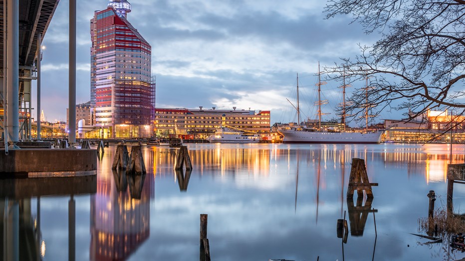 Byggnadens röda och vita färger samt formen är inspirerade av Göteborgs anknytning till fartyg och sjöfart. Arkiktekt,  Ralph Erskine.
