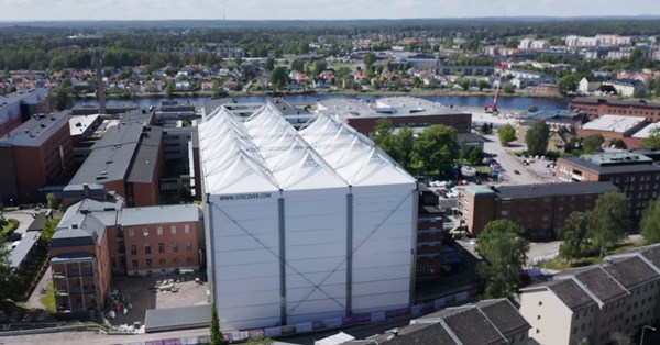 En typ av stort vitt tält uppsatt över bygget.