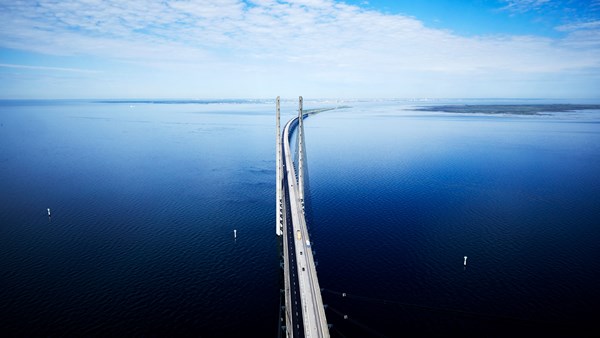 En kilometerlång bro sträcker sig ut i havet.