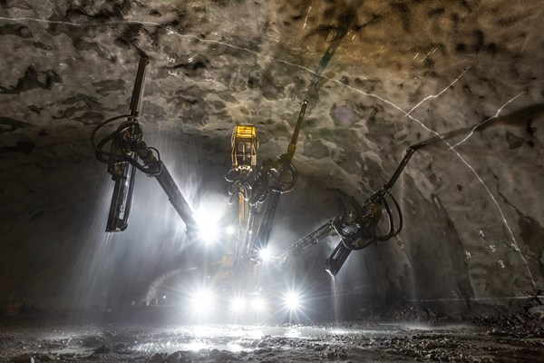 Borrigg jobbar under jord vid tunnelbaneutbyggnaden i Nacka.