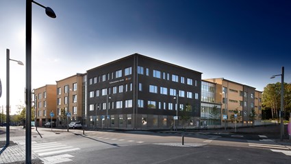 Vallastadens skola i Linköping sedd från gatan mot bostadsområdet.